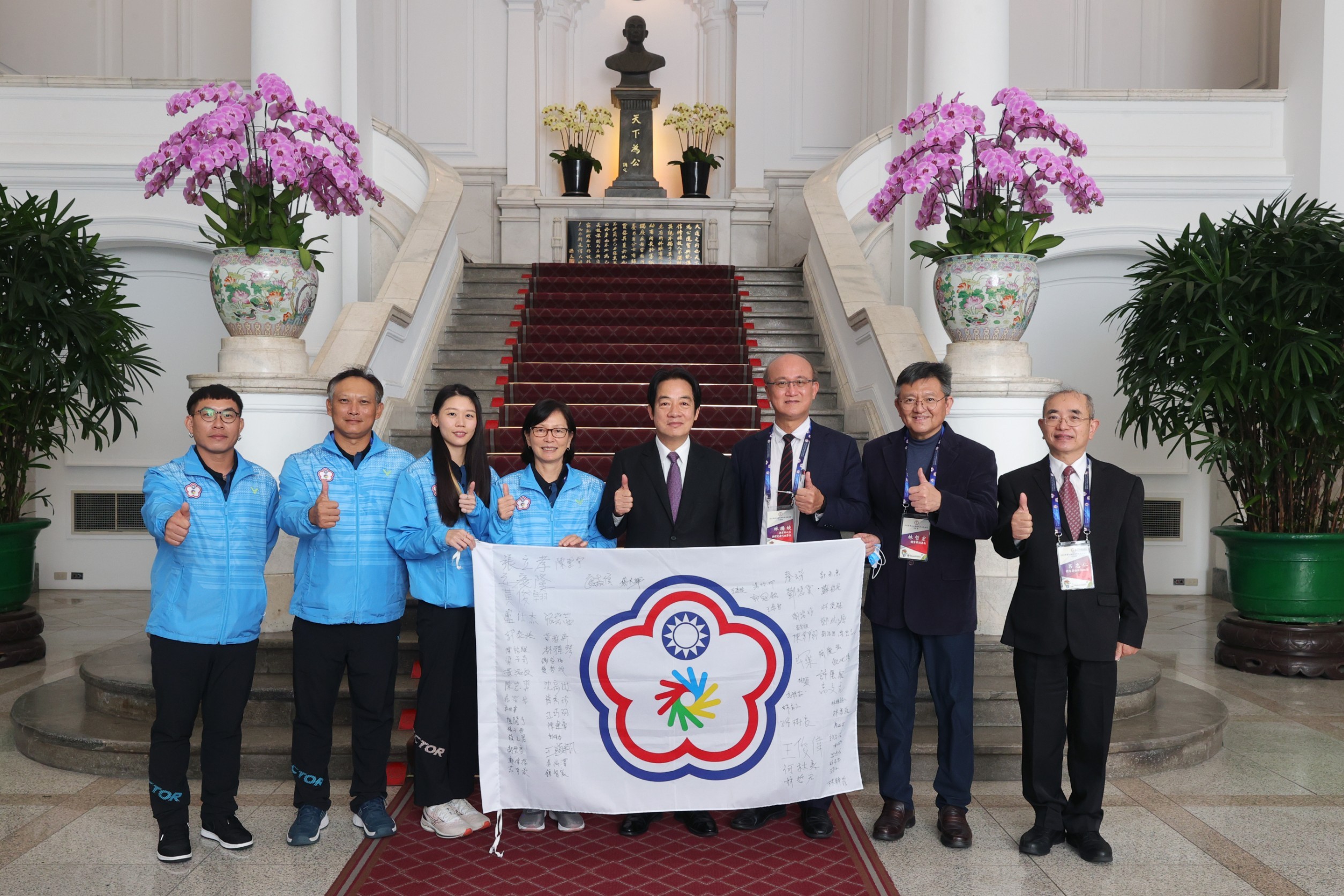(圖)Vice President William Lai (middle) pictured with the Deaflympics 2022 tennis team.